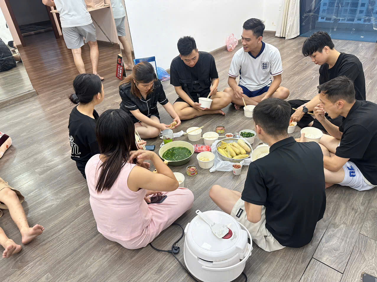 Hình ảnh những người đang trú tạm tại chung cư nhà chị Phương Anh. Hình ảnh những người đang trú tạm tại chung cư nhà chị Phương Anh.