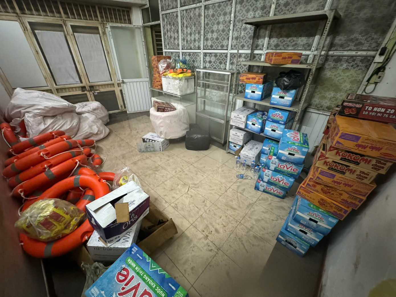 Những vật tư, đồ dùng thiết yếu đã sẵn sàng lên đường cứu trợ đồng bào. Những vật tư, đồ dùng thiết yếu đã sẵn sàng lên đường cứu trợ đồng bào.