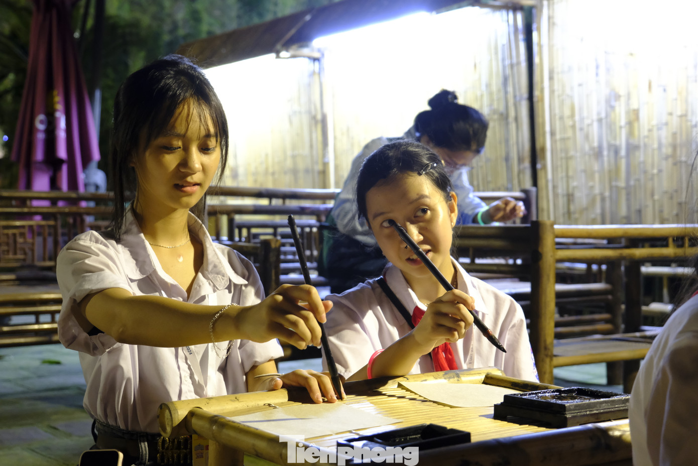 Tour đêm "Tinh hoa đạo học" tại Văn Miếu - Quốc Tử Giám được chia làm nhiều khu vực để khách tham quan, trải nghiệm. Đó là khu Nhập đạo, khu Thành đạt, Vườn bia Tiến sĩ, khu Đại thành, khu Thái học. Các đại biểu trẻ em được trải nghiệm viết thư pháp, trải nghiệm sản phẩm công nghệ kính thực tế ảo... Ảnh: Châu Linh