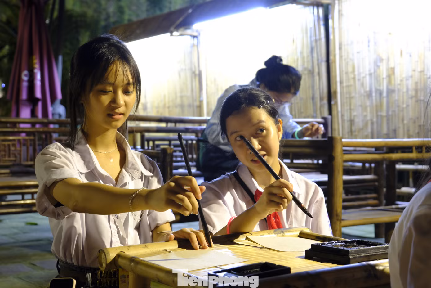 Tour đêm "Tinh hoa đạo học" tại Văn Miếu - Quốc Tử Giám được chia làm nhiều khu vực để khách tham quan, trải nghiệm. Đó là khu Nhập đạo, khu Thành đạt, Vườn bia Tiến sĩ, khu Đại thành, khu Thái học. Các đại biểu trẻ em được trải nghiệm viết thư pháp, trải nghiệm sản phẩm công nghệ kính thực tế ảo... Ảnh: Châu Linh