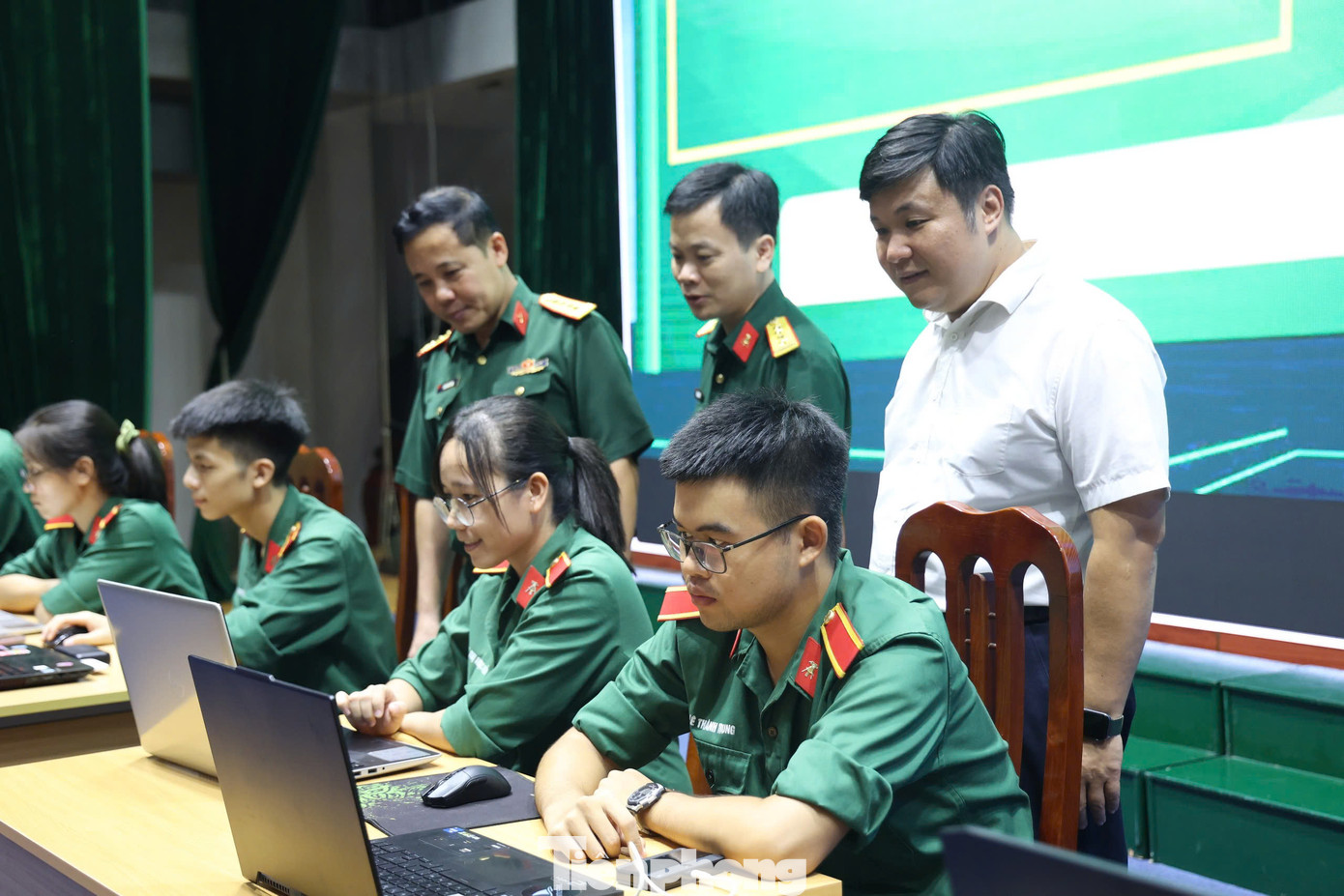 Đại tá Trần Hữu Dũng - Phó Trưởng ban Thanh niên Quân đội, Đại tá Trần Quang Huy - Phó Chủ nhiệm chính trị Học viện Kỹ thuật Quân sự, anh Nguyễn Thái An - Trưởng ban Tuyên giáo Trung ương Đoàn động viên các thí sinh. Ảnh: Hoàng Ngọc