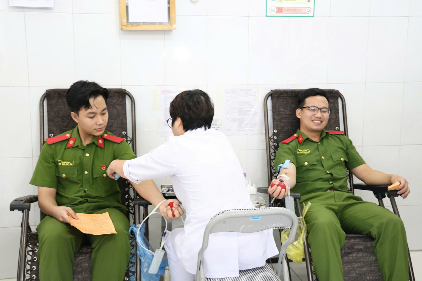 Thanh niên công an Hà Nội hiến máu kịp thời cấp cứu bệnh nhân do lũ quét tại thôn Làng Nủ.