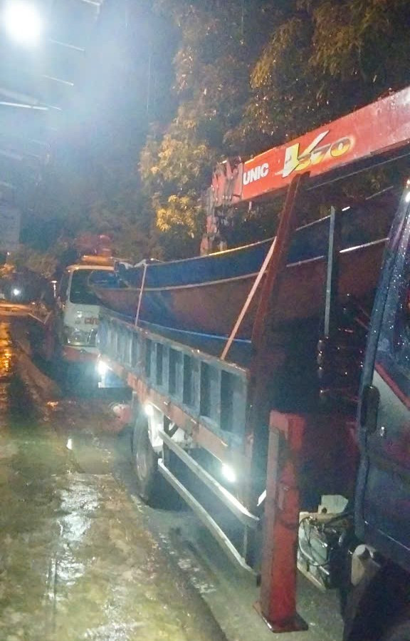 Những chiếc xuồng, áo phao được vợ chồng chị Hoa cùng người dân chuyển lên xe để đi về vùng lũ giúp bà con. Những chiếc xuồng, áo phao được vợ chồng chị Hoa cùng người dân chuyển lên xe để đi về vùng lũ giúp bà con.