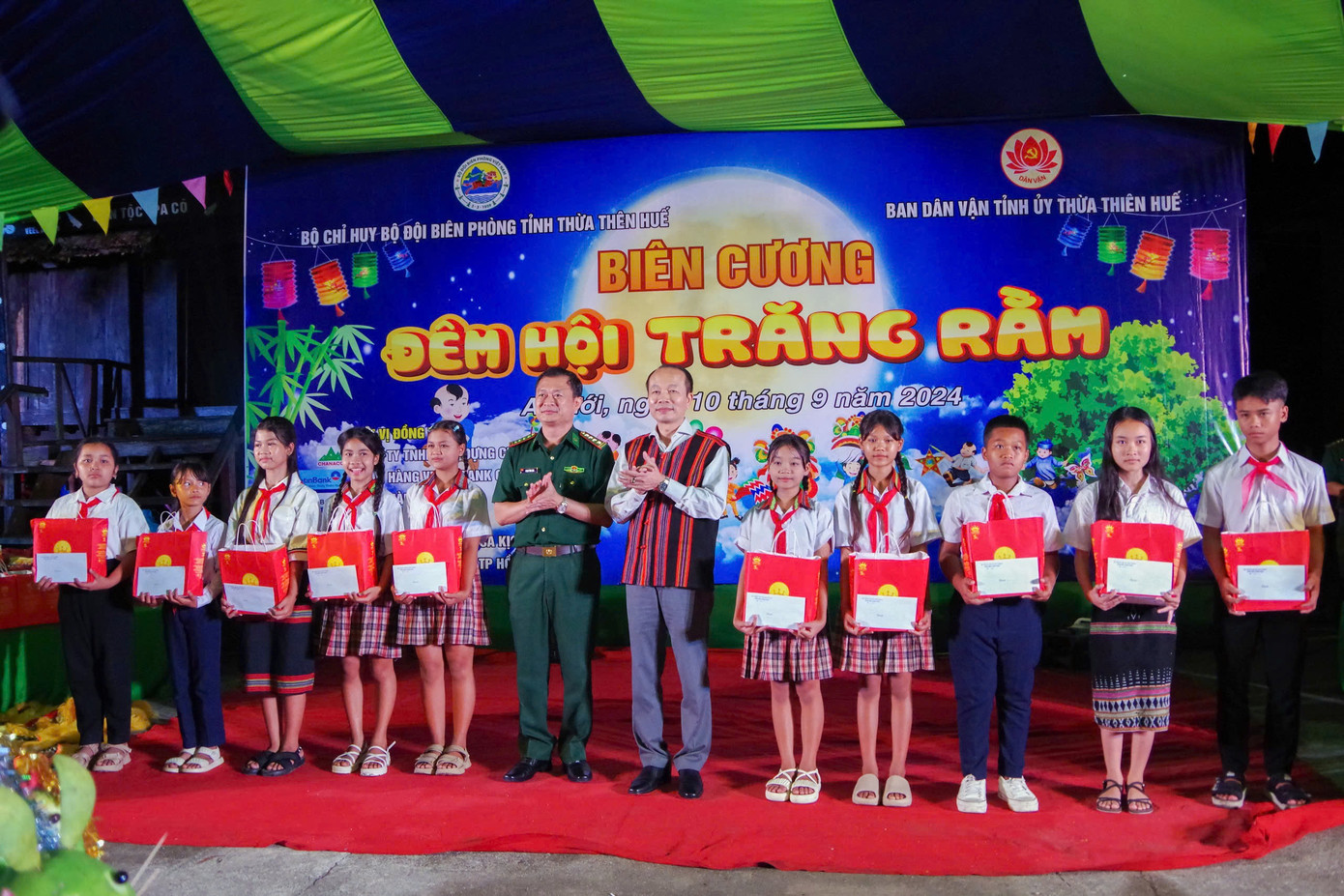 Bộ Chỉ huy Bộ đội Biên phòng tỉnh Thừa Thiên - Huế phối hợp với Ban Dân vận Tỉnh ủy và các đơn vị, cá nhân, đồng hành tổ chức chương trình “Biên cương - Đêm hội trăng rằm” ấm áp, ý nghĩa.