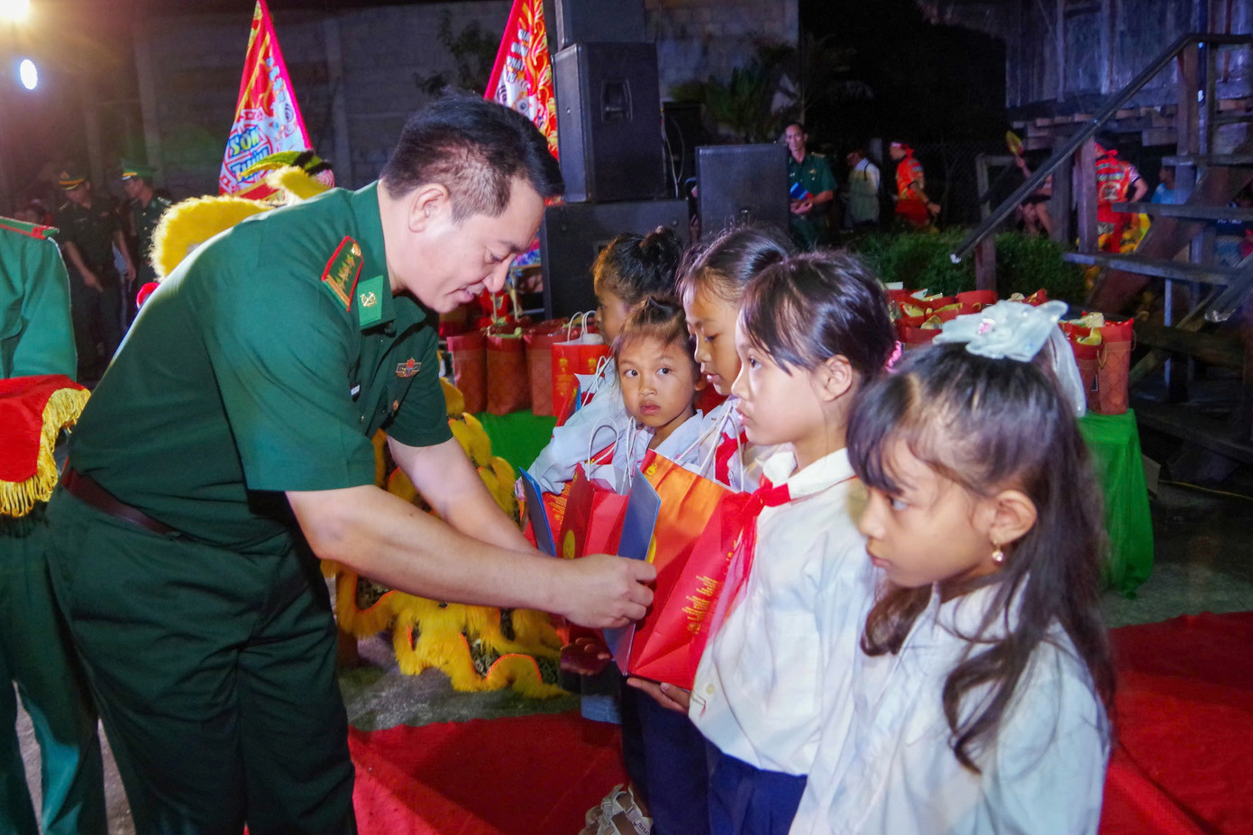 Bộ Chỉ huy Bộ đội Biên phòng tỉnh Thừa Thiên - Huế phối hợp với Ban Dân vận Tỉnh ủy và các đơn vị, cá nhân, đồng hành tổ chức chương trình “Biên cương - Đêm hội trăng rằm” ấm áp, ý nghĩa.
