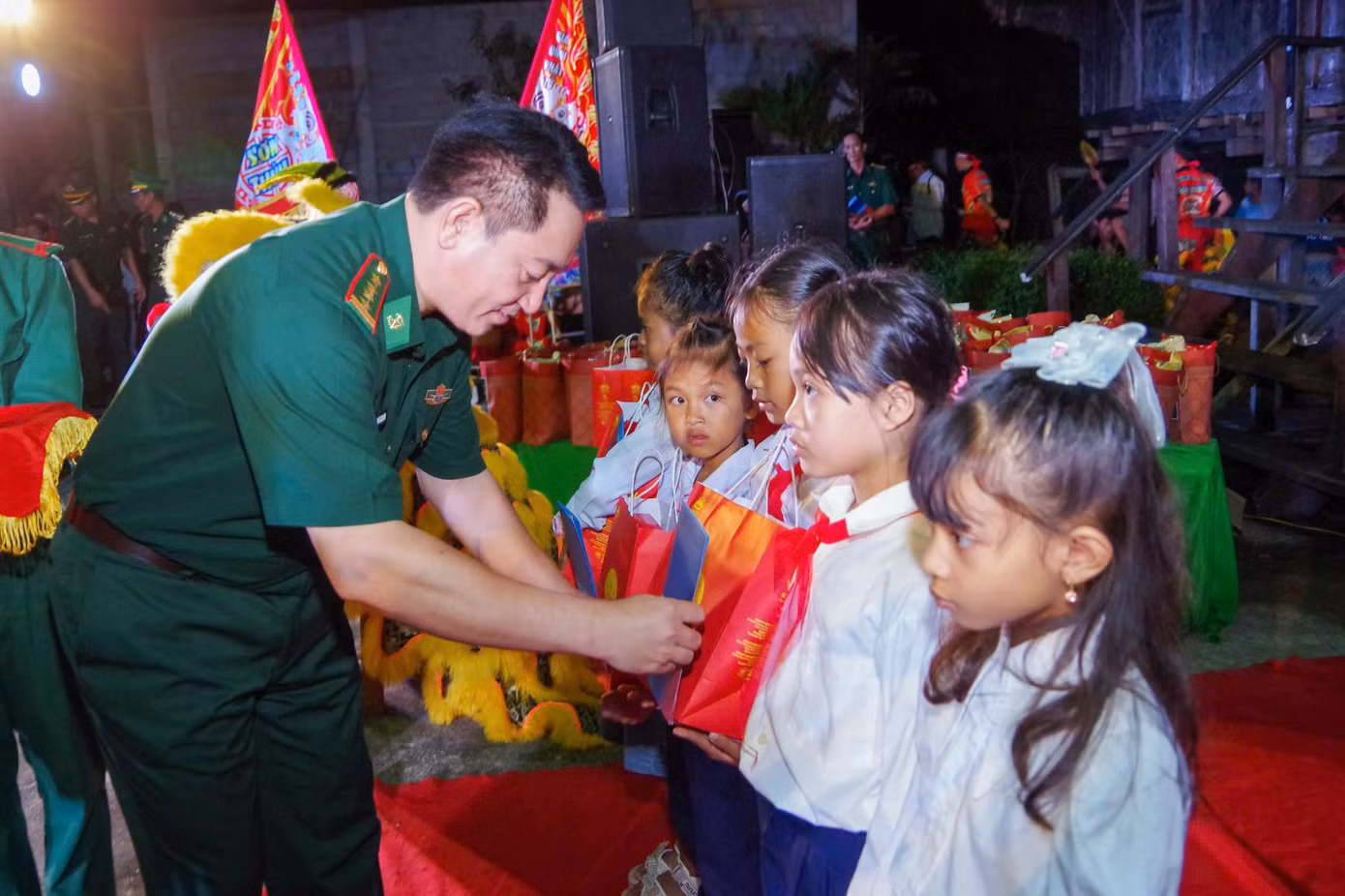 Bộ Chỉ huy Bộ đội Biên phòng tỉnh Thừa Thiên - Huế phối hợp với Ban Dân vận Tỉnh ủy và các đơn vị, cá nhân, đồng hành tổ chức chương trình “Biên cương - Đêm hội trăng rằm” ấm áp, ý nghĩa.