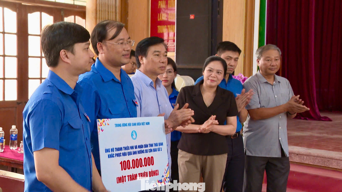 Đoàn công tác T.Ư Đoàn thăm, hỗ trợ kinh phí khắc phục sửa chữa do bị ảnh hưởng bởi mưa bão cho trường TH&amp;THCS Hồng Lý và tặng quà cho 20 hộ gia đình có hoàn cảnh khó khăn tại Làng chài Phú Chử (xã Việt Hùng, huyện Vũ Thư). Ảnh: Châu Linh