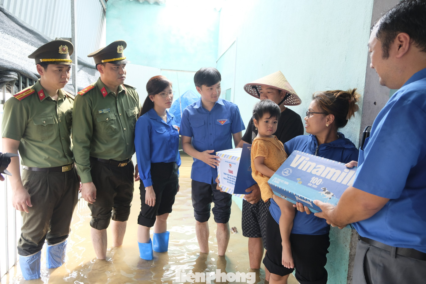 Anh Nguyễn Minh Triết - Bí thư T.Ư Đoàn, Chủ tịch T.Ư Hội SVVN dẫn đầu đoàn công tác đến thăm hỏi, trao quà tặng và hỗ trợ cho các hộ gia đình khó khăn tại xã Hà Thanh (huyện Tứ Kỳ, tỉnh Hải Dương). Ảnh: Châu Linh