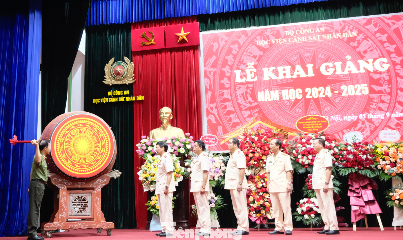 Thượng tướng Lương Tam Quang - Ủy viên Bộ Chính trị, Bộ trưởng Bộ Công an đánh trống khai giảng năm học mới. Ảnh: Châu Linh