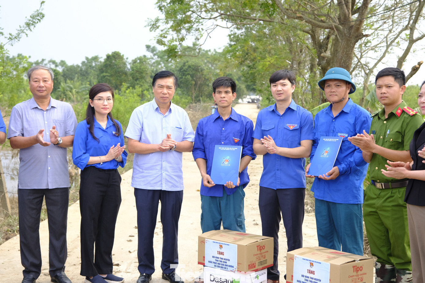 Đoàn công tác T.Ư Đoàn thăm, hỗ trợ kinh phí khắc phục sửa chữa do bị ảnh hưởng bởi mưa bão cho trường TH&amp;THCS Hồng Lý và tặng quà cho 20 hộ gia đình có hoàn cảnh khó khăn tại Làng chài Phú Chử (xã Việt Hùng, huyện Vũ Thư). Ảnh: Châu Linh