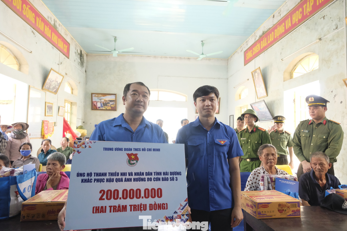 T.Ư Đoàn trao tặng tiền mặt, nhu yếu phẩm, thuốc cho các hộ gia đình bị ảnh hưởng nặng nề bởi bão lũ. Ảnh: Châu Linh