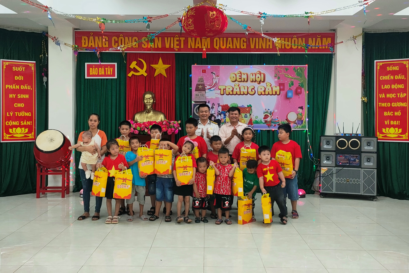 Lãnh đạo, chỉ huy đảo Đá Tây tặng quà cho các cháu thiếu nhi.