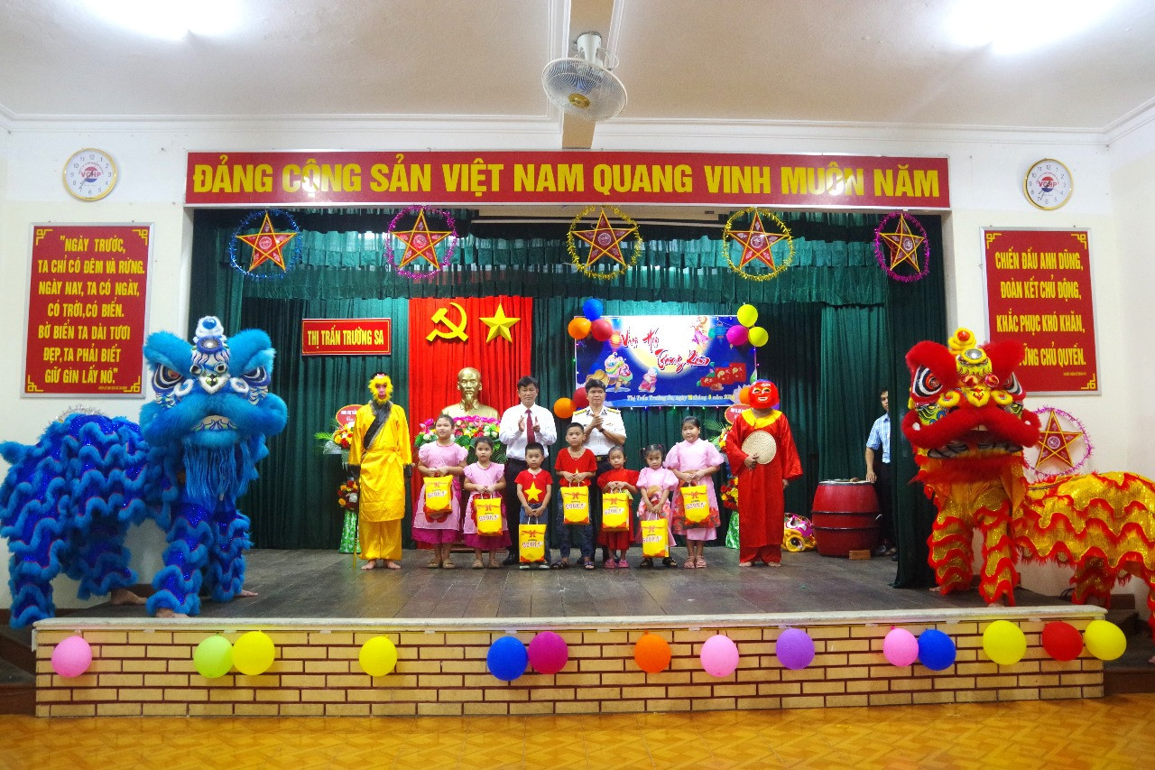 Lãnh đạo, chỉ huy đảo, chính quyền Thị trấn Trường Sa tặng quà cho các cháu thiếu nhi.