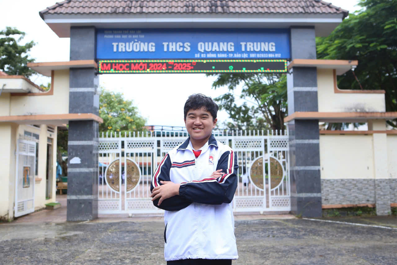 Nguyễn Trần Nhật Minh - nam sinh lớp 7 Trường THCS Quang Trung (thành phố Bảo Lộc, tỉnh Lâm Đồng) đạt 8.0 IELTS. Ảnh: NVCC Nguyễn Trần Nhật Minh - nam sinh lớp 7 Trường THCS Quang Trung (thành phố Bảo Lộc, tỉnh Lâm Đồng) đạt 8.0 IELTS. Ảnh: NVCC