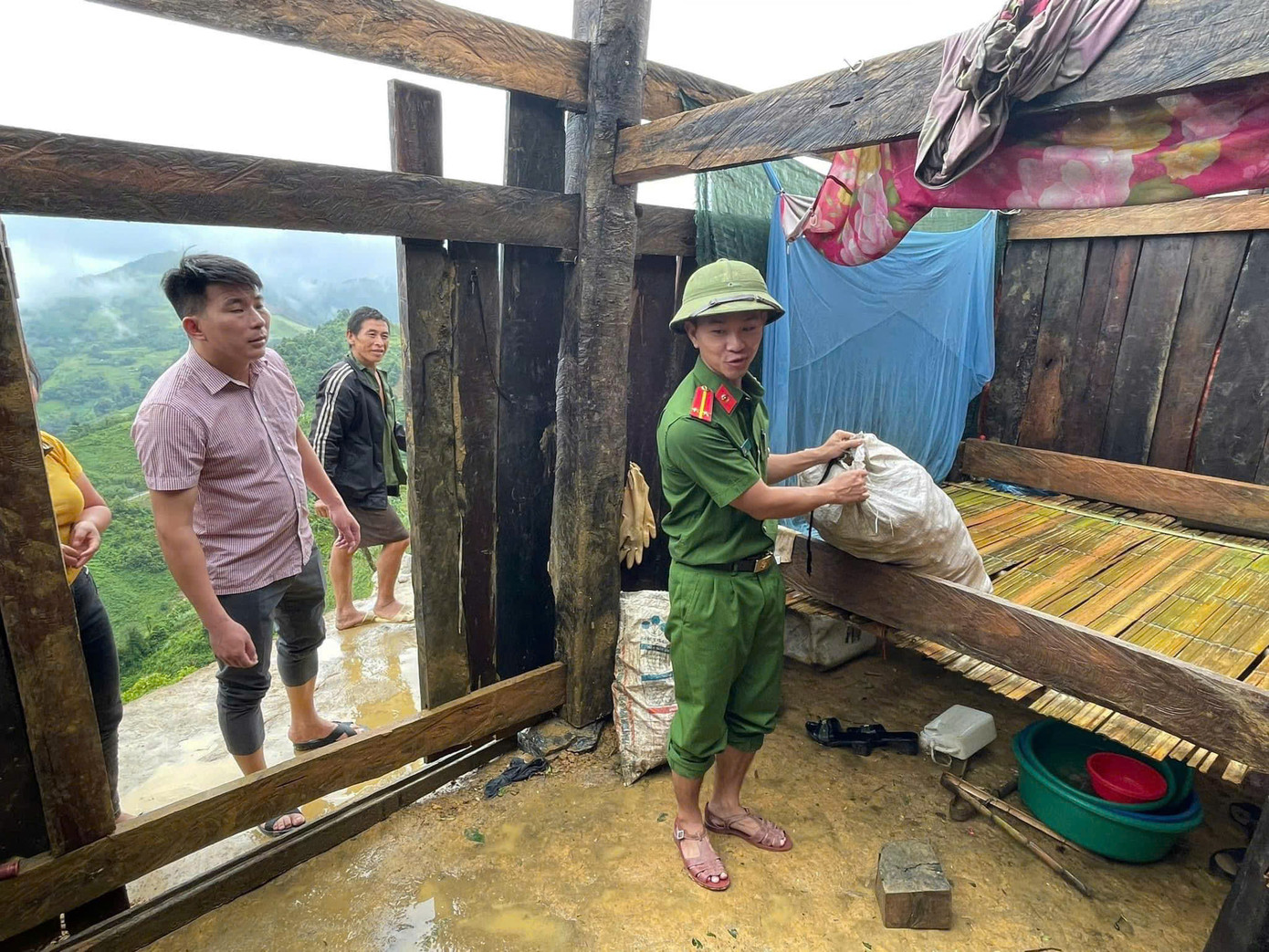 Công an các xã Hưng Thịnh, Cô Ba (huyện Bảo Lạc) hỗ trợ người dân khắc phục hậu quả do cơn bão số 3 gây ra. Ảnh: Tuổi trẻ CA tỉnh Cao Bằng