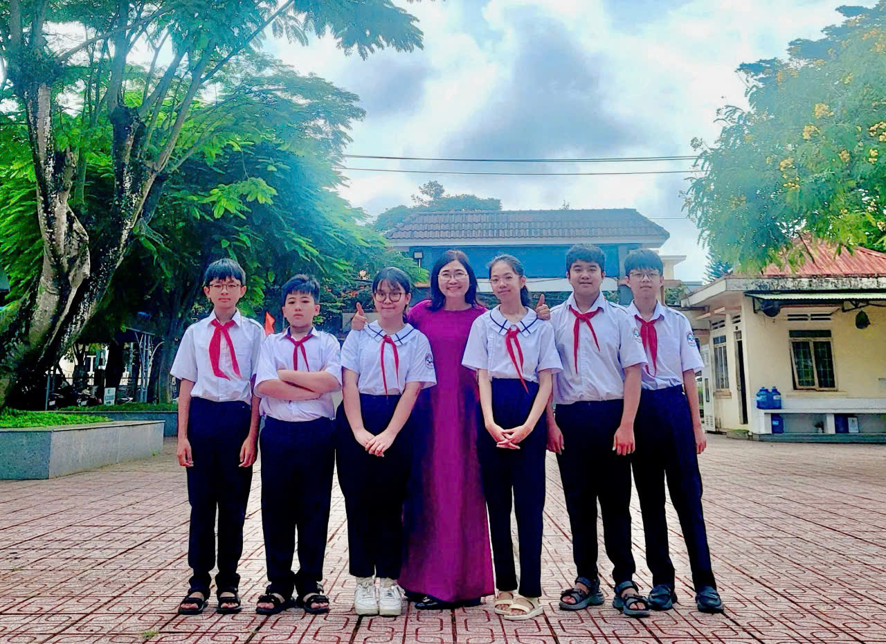 Nhật Minh (thứ hai từ phải sang) chụp ảnh cùng giáo viên chủ nhiệm và bạn bè. Ảnh: NVCC Nhật Minh (thứ hai từ phải sang) chụp ảnh cùng giáo viên chủ nhiệm và bạn bè. Ảnh: NVCC