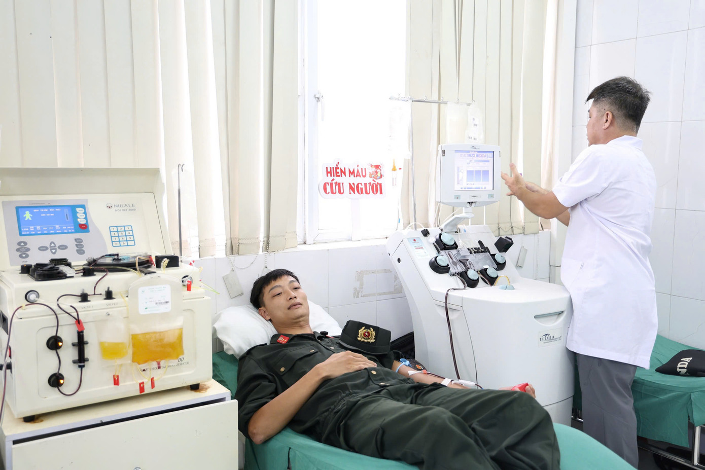 Thanh niên công an Hà Nội hiến máu kịp thời cấp cứu bệnh nhân do lũ quét tại thôn Làng Nủ.