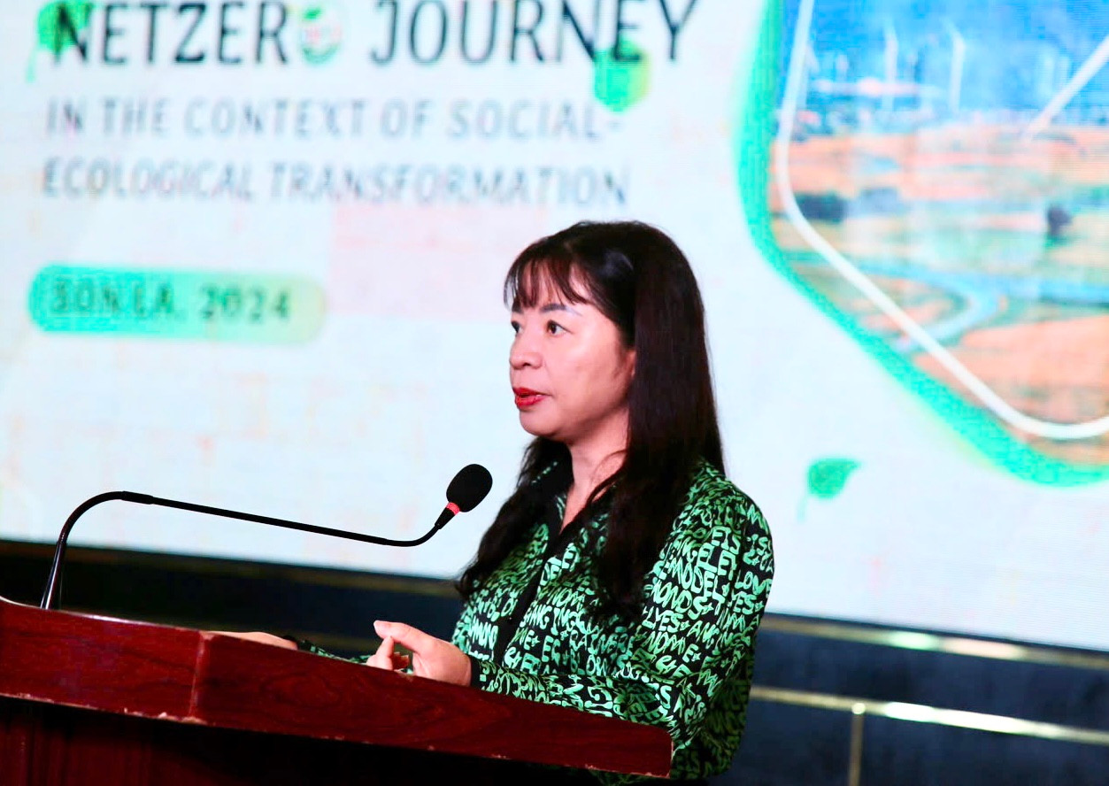 PGS.TS. Đặng Thị Thu Hương - Phó Hiệu trưởng điều hành Viện Chính sách và Quản lý, Trường Đại học Khoa học Xã hội và Nhân văn phát biểu khai mạc trại hè khoa học.