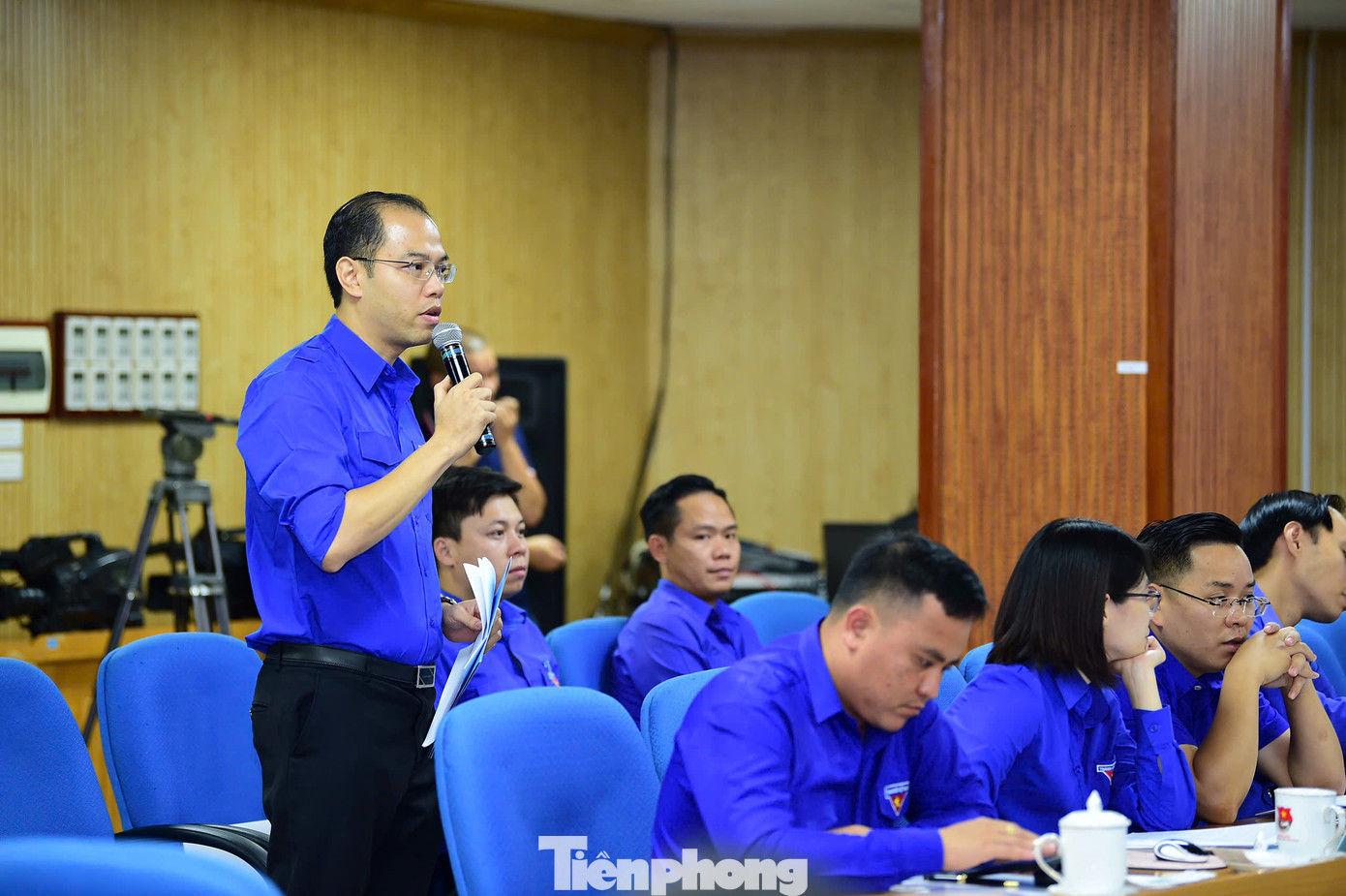 Anh Nguyễn Tiến Hưng - Phó Bí thư Thành Đoàn Hà Nội chia sẻ tại hội nghị. Ảnh: Xuân Tùng