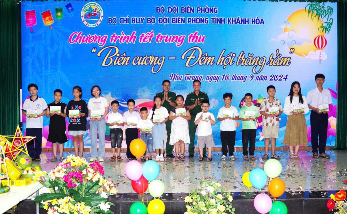 Để động viên các em thiếu nhi, dịp này Bộ Chỉ huy Bộ đội Biên phòng tỉnh Khánh Hòa đã tặng 160 quà cho em là con của cán bộ đang công tác tại cơ quan Bộ Chỉ huy Bộ đội Biên phòng tỉnh và Đồn Biên phòng Trường Sa. Tại chương trình, Thượng tá Nguyễn Lâm Nam - Phó Chỉ huy trưởng - TMT Bộ đội Biên phòng tỉnh Khánh Hòa mong muốn các em nhỏ tiếp tục cố gắng học tập, giúp đỡ, chia sẻ, yêu thương bạn bè; luôn đoàn kết, thực hiện tốt 5 điều Bác Hồ dạy thiếu niên, nhi đồng để sau này là người có ích cho xã hội, tiếp bước cha anh tích cực xây dựng và bảo vệ Tổ quốc.