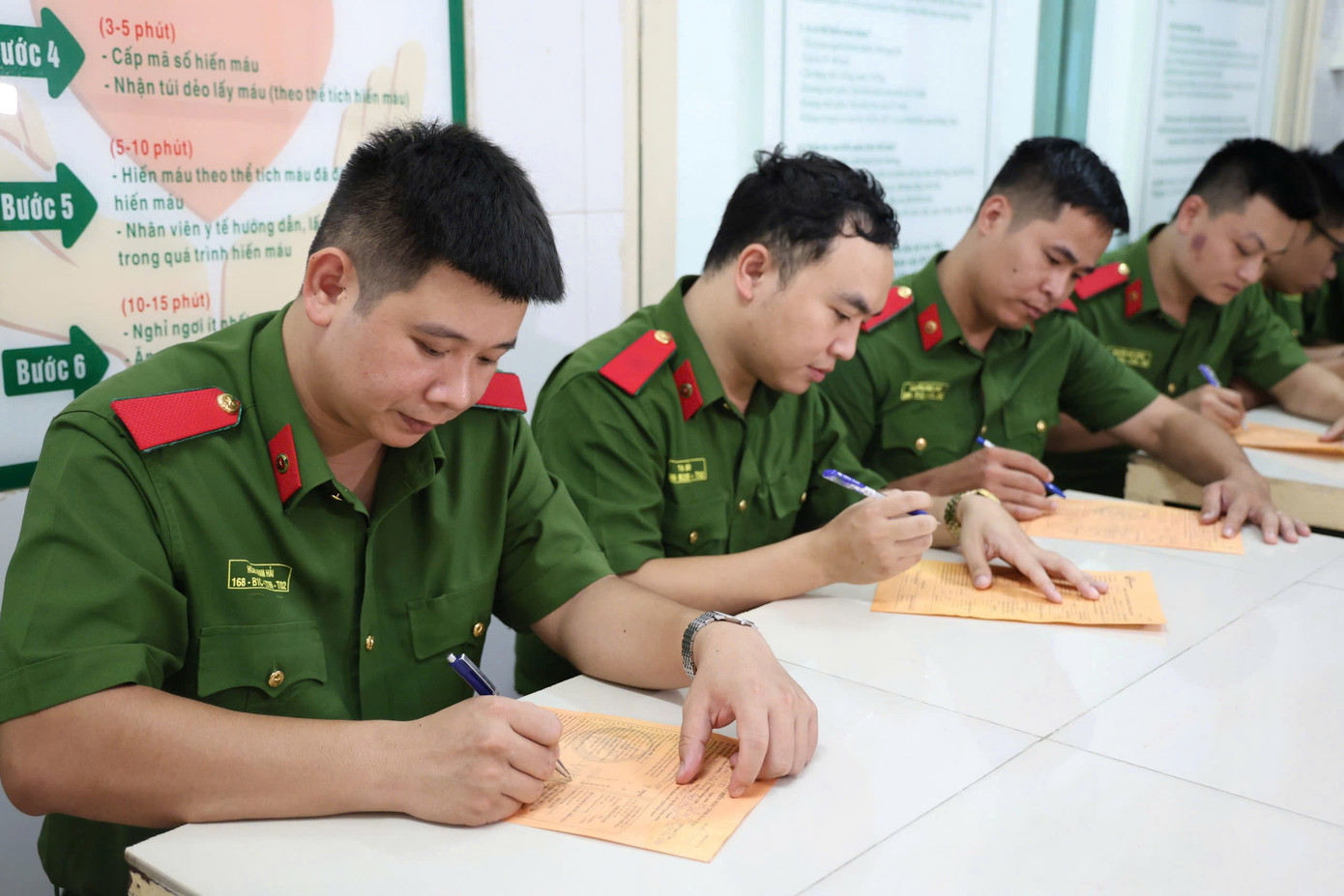 Gần 50 cán bộ, chiến sĩ CATĐ và sinh viên của Học viện CSND đã đến bệnh viện để hiến máu kịp thời.