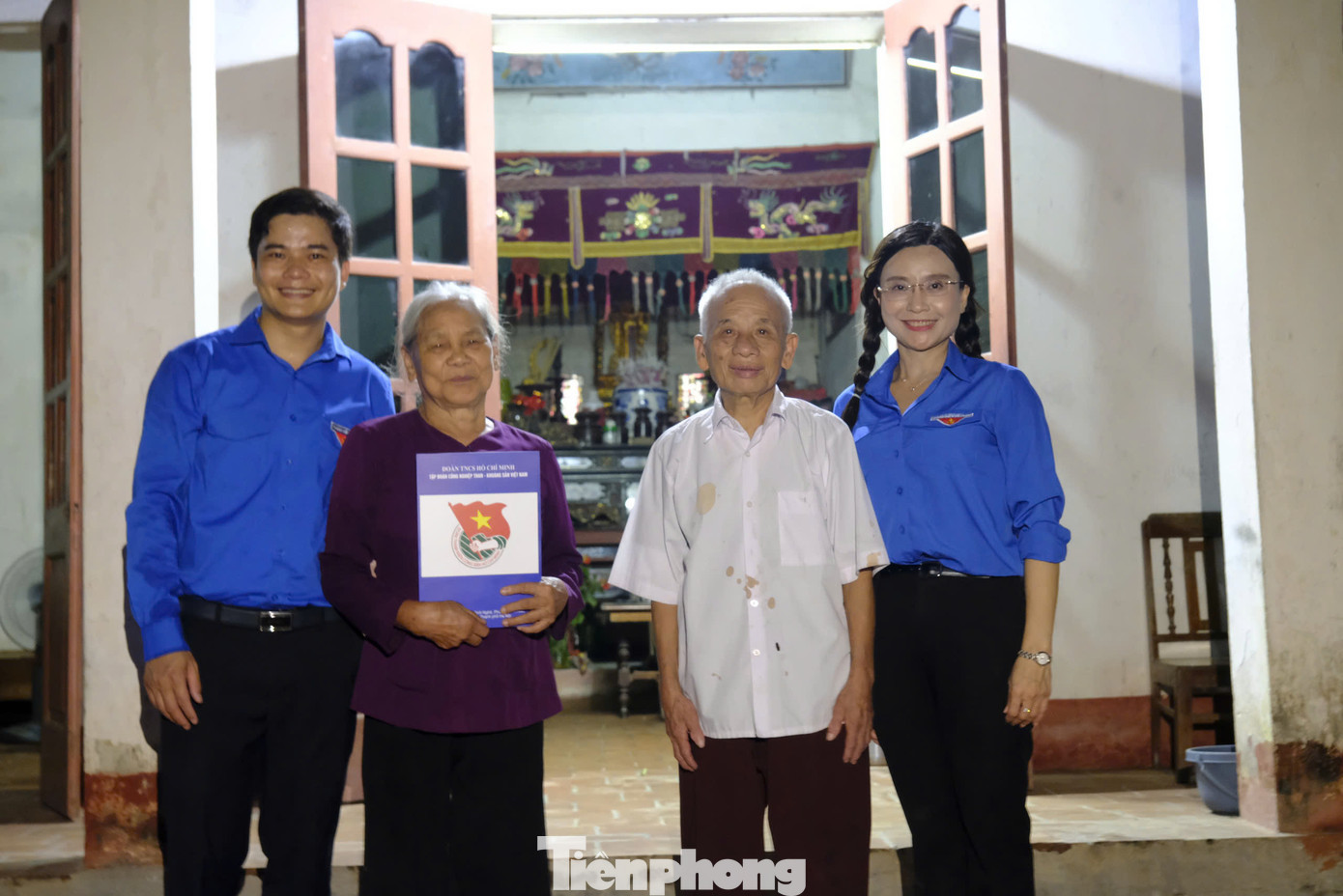 Chị Nguyễn Phạm Duy Trang trực tiếp đến thăm, tặng quà 5 gia đình hộ nghèo, cận nghèo bị ảnh hưởng bởi bão lũ tại thôn Phú Minh, xã Đào Xá, huyện Phú Bình. Ảnh: Châu Linh