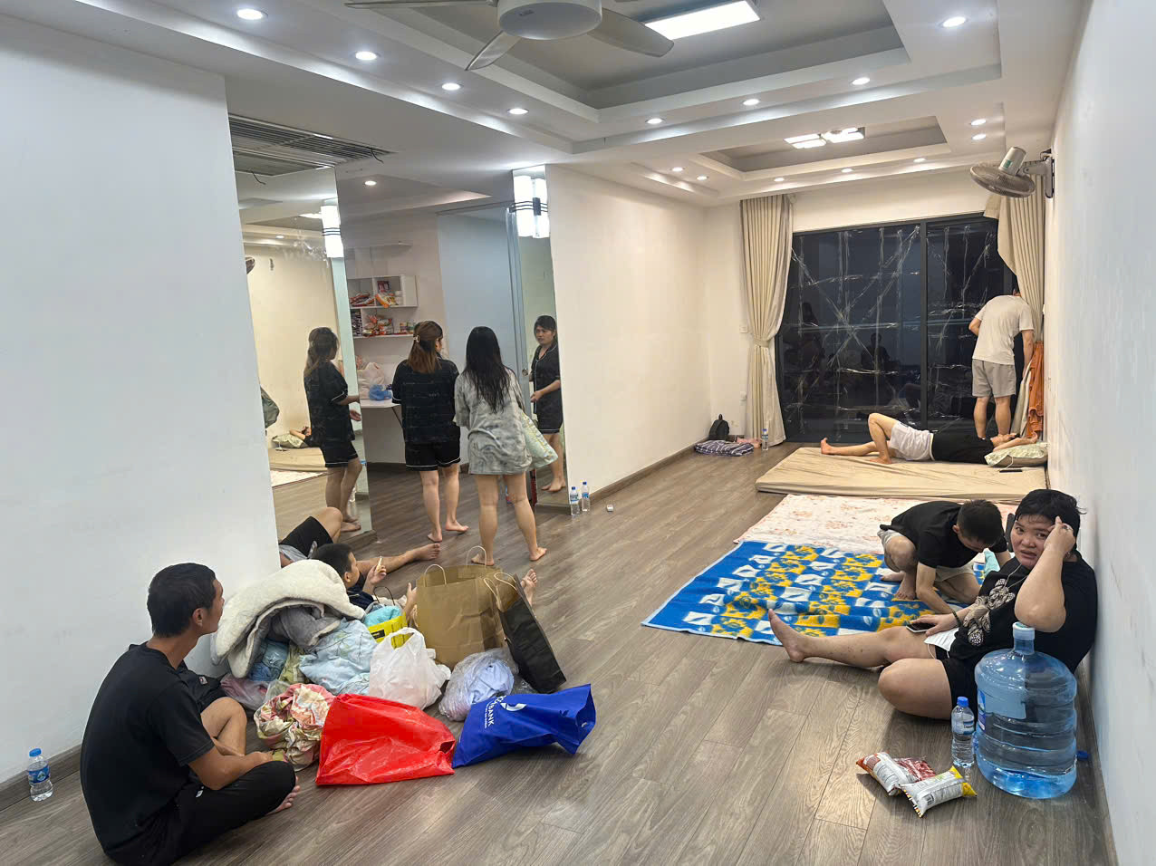 Hình ảnh những người đang trú tạm tại chung cư nhà chị Phương Anh. Hình ảnh những người đang trú tạm tại chung cư nhà chị Phương Anh.