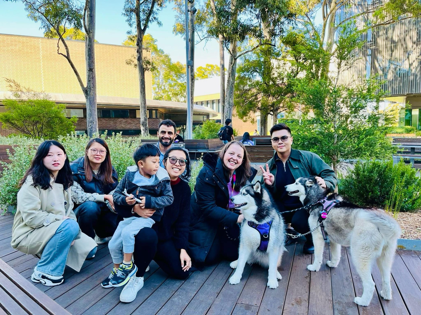 Bạn Huỳnh Huy Hoàng - ngoài cùng bên phải (SN 1997, quê ở Bình Dương) đang làm nghiên cứu sinh tại ĐH Monash (Úc).