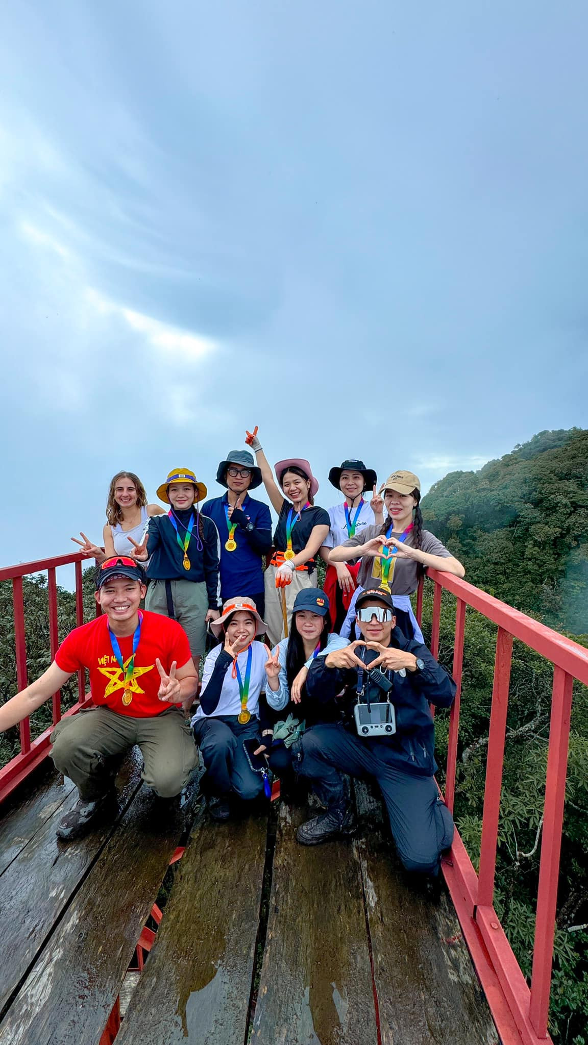 Đặng Hỵ cùng nhóm bạn chinh phục thành công "nóc nhà" Đông Bắc - đỉnh Tây Côn Lĩnh. Ảnh: Đặng Hỵ.