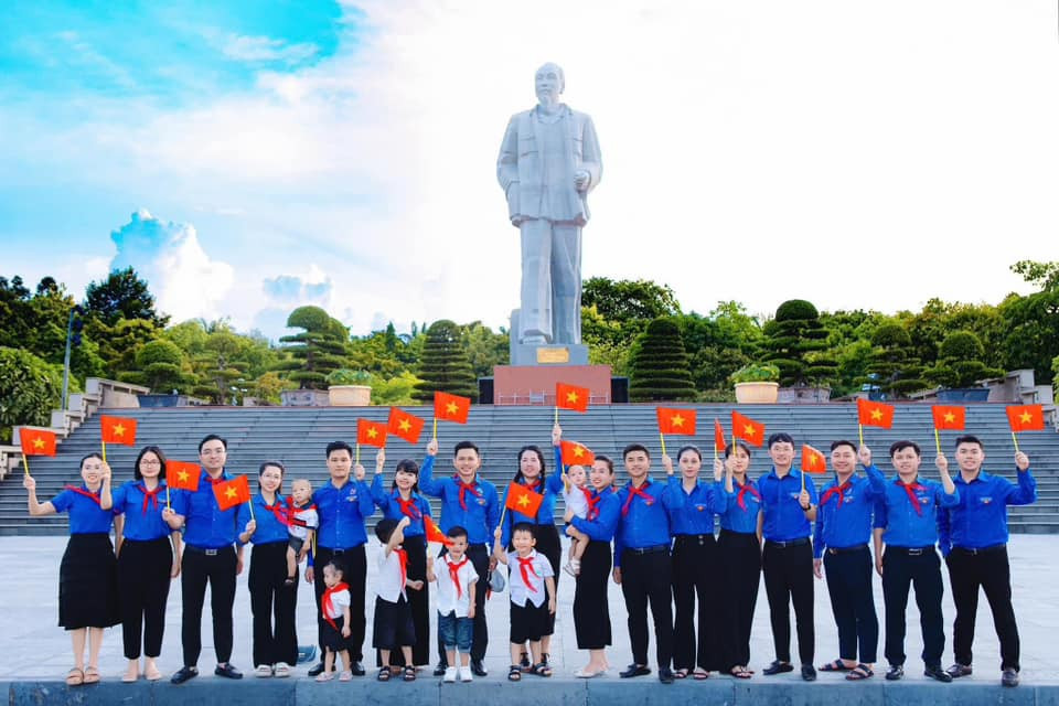 Cơ quan Tỉnh Đoàn Nghệ An check-in tại Quảng trường Hồ Chí Minh. Ảnh: Tỉnh Đoàn Nghệ An