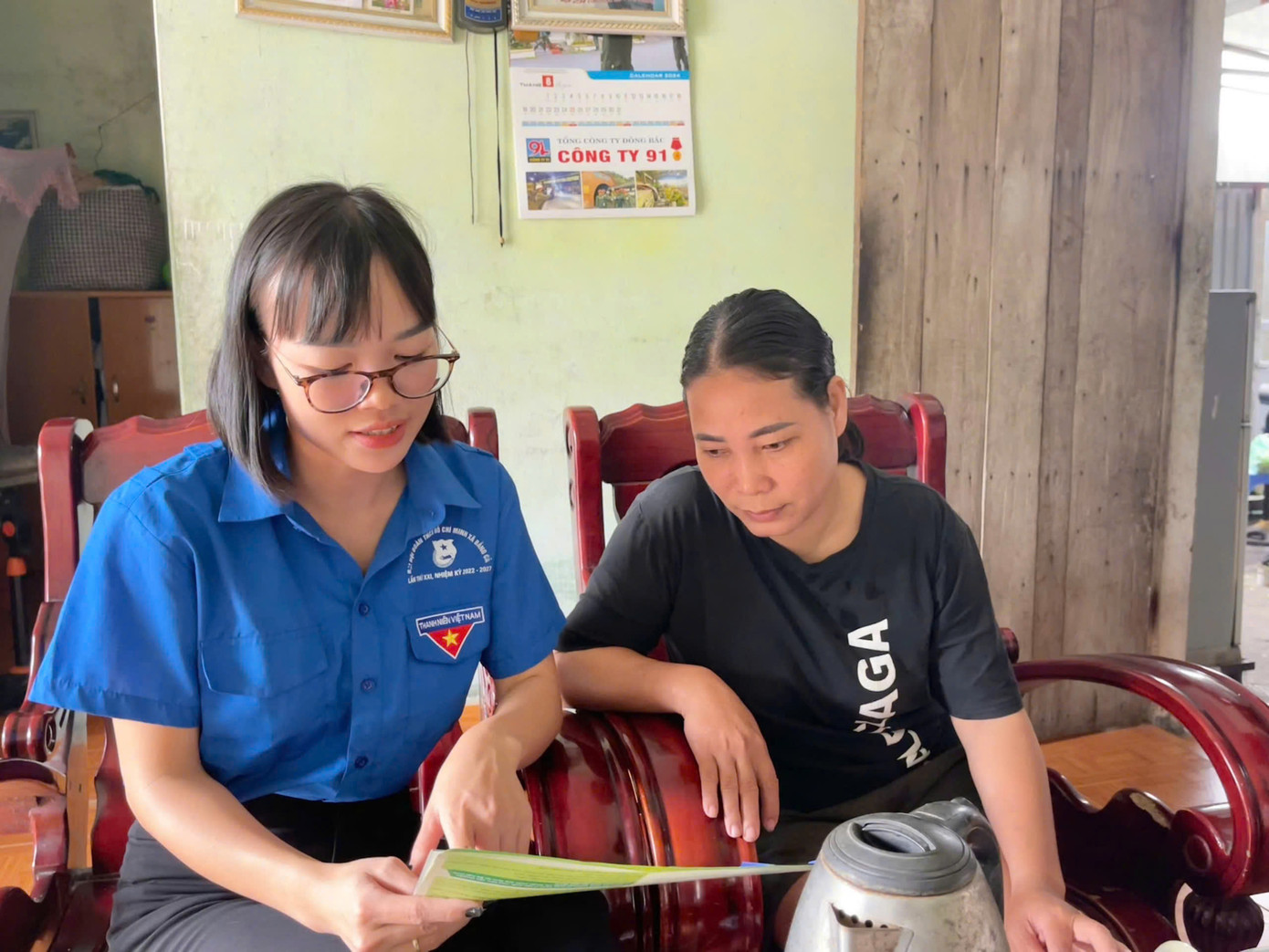 Tuổi trẻ Hạ Long nêu cao tinh thần “đi từng lớp, đến từng bàn, hướng dẫn từng người” về an toàn trên không gian mạng. Tuổi trẻ Hạ Long nêu cao tinh thần “đi từng lớp, đến từng bàn, hướng dẫn từng người” về an toàn trên không gian mạng.