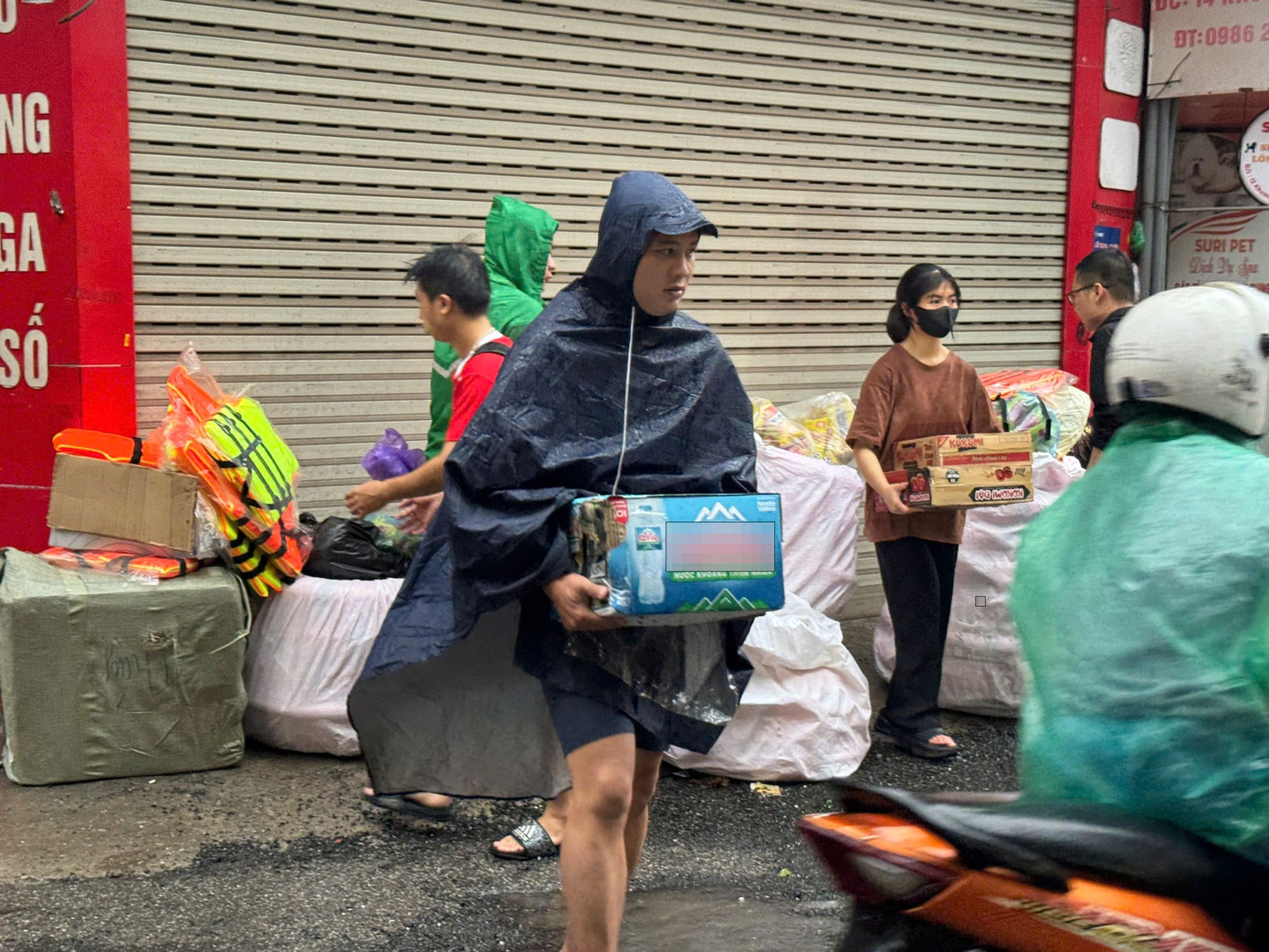 Những vật tư, đồ dùng thiết yếu đã sẵn sàng lên đường cứu trợ đồng bào. Những vật tư, đồ dùng thiết yếu đã sẵn sàng lên đường cứu trợ đồng bào.