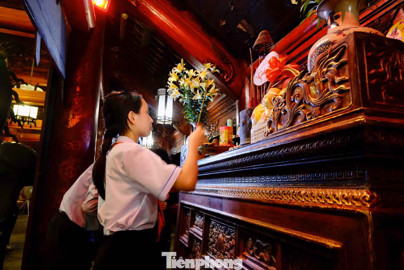 Anh Hoàng Thái Nam - Phó Trưởng ban Công tác Thiếu nhi T.Ư Đoàn dẫn đầu đoàn đại biểu dâng hương tại Văn Miếu - Quốc Tử Giám. Ảnh: Châu Linh