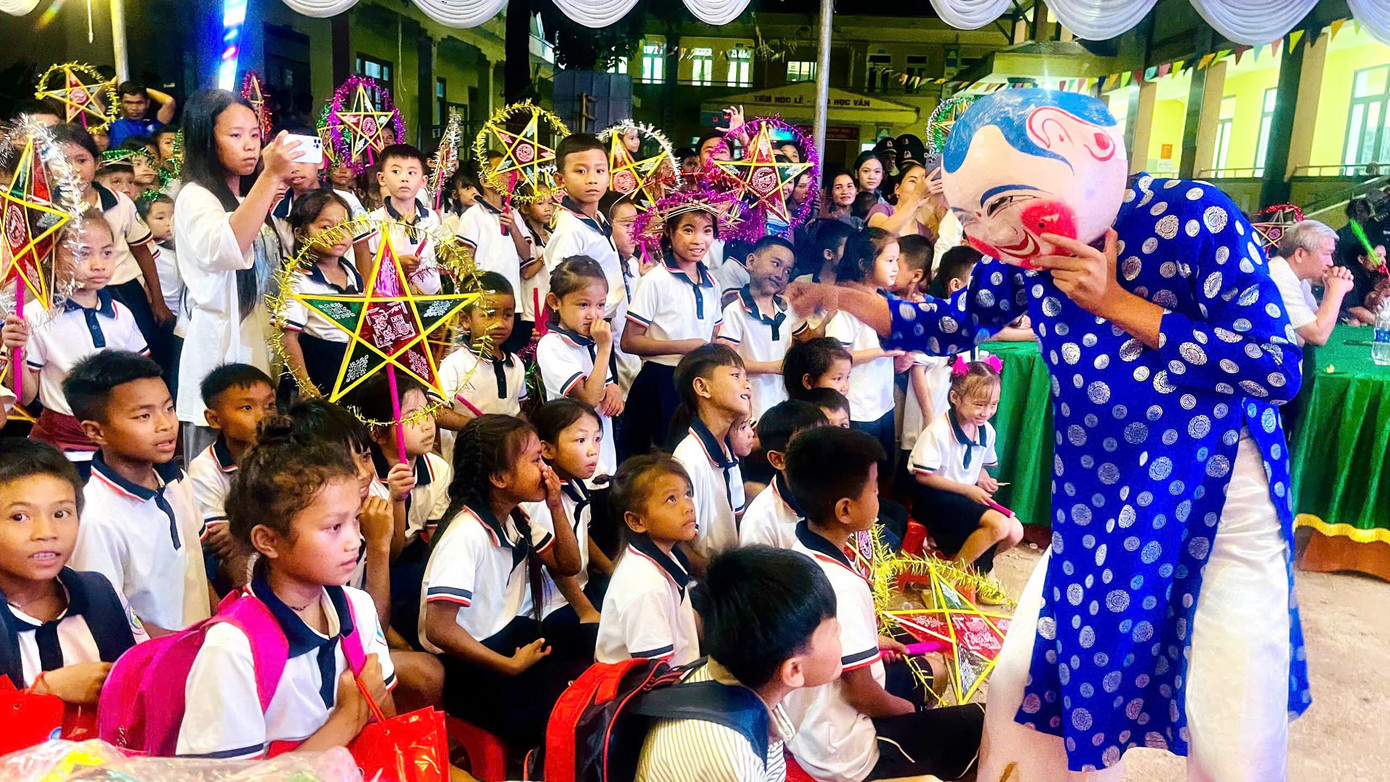 Tại Quảng Bình, Bộ Chỉ huy Bộ đội Biên phòng tỉnh Quảng Bình tặng các thiếu nhi nhiều phần ý nghĩa như xe đạp, cặp sách, tập vở, bút, thước, bánh trung thu, đèn ông sao... Đặc biệt, trong khuôn khổ chương trình, ban tổ chức đã quyên góp, ủng hộ cho đồng bào các tỉnh phía Bắc khắc phục hậu quả do cơn bão số 3.