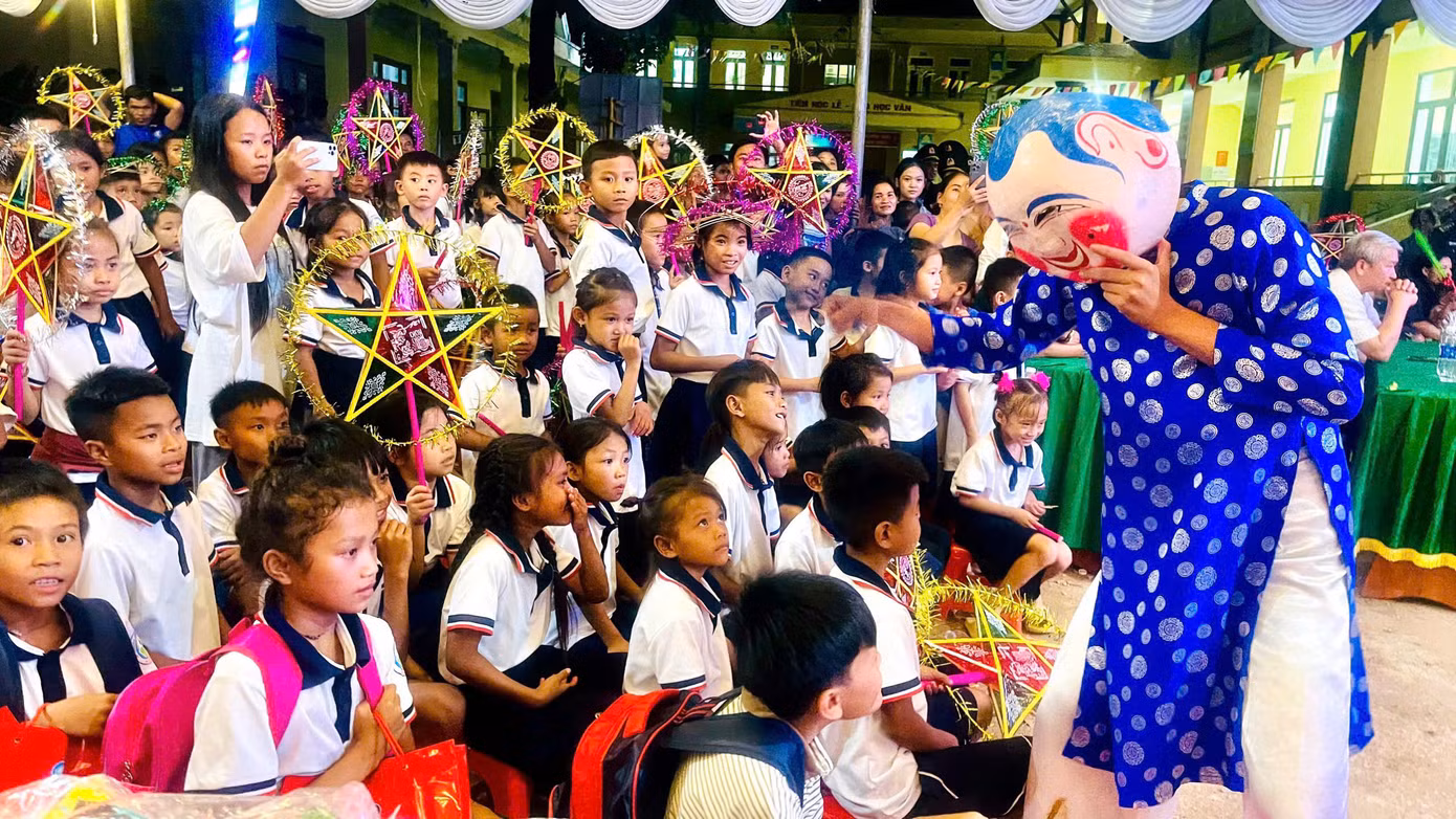 Tại Quảng Bình, Bộ Chỉ huy Bộ đội Biên phòng tỉnh Quảng Bình tặng các thiếu nhi nhiều phần ý nghĩa như xe đạp, cặp sách, tập vở, bút, thước, bánh trung thu, đèn ông sao... Đặc biệt, trong khuôn khổ chương trình, ban tổ chức đã quyên góp, ủng hộ cho đồng bào các tỉnh phía Bắc khắc phục hậu quả do cơn bão số 3.