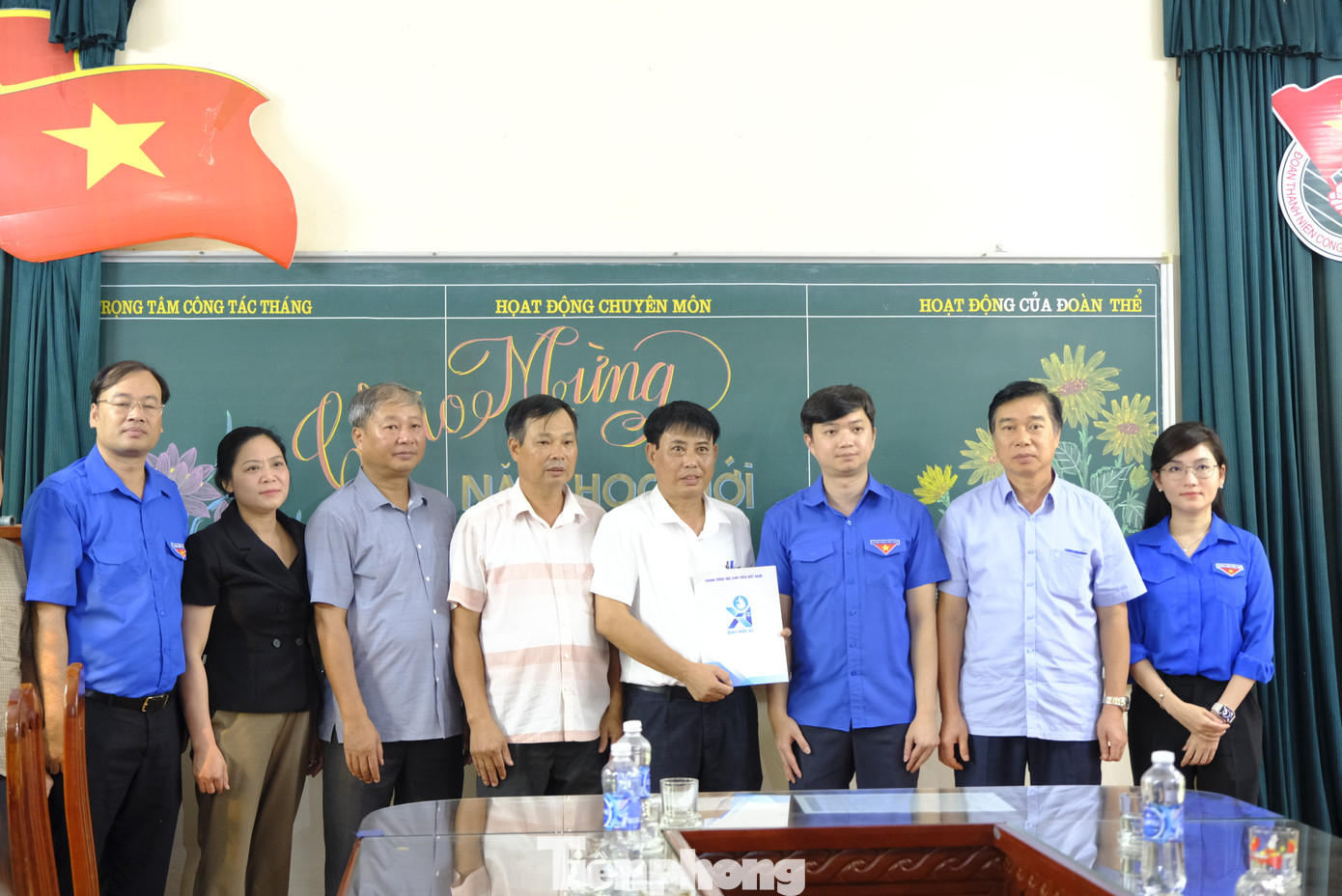 Đoàn công tác T.Ư Đoàn thăm, hỗ trợ kinh phí khắc phục sửa chữa do bị ảnh hưởng bởi mưa bão cho trường TH&amp;THCS Hồng Lý và tặng quà cho 20 hộ gia đình có hoàn cảnh khó khăn tại Làng chài Phú Chử (xã Việt Hùng, huyện Vũ Thư). Ảnh: Châu Linh