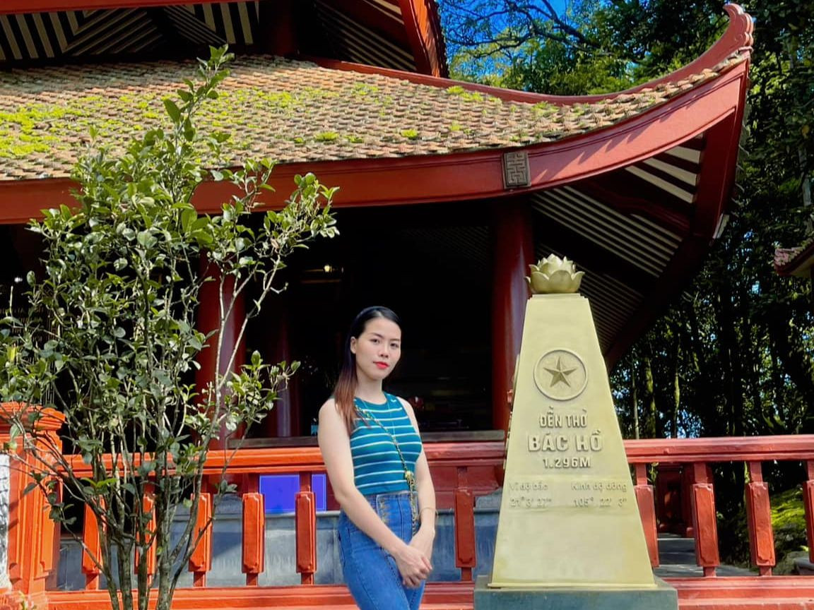 Đặc biệt, trong dịp Tết Độc lập năm nay, nhiều bạn trẻ đã thành tâm leo đến Đền thờ Bác Hồ để thăm, dâng hương, bày tỏ sự tưởng nhớ và biết ơn vị lãnh tụ vĩ đại của dân tộc.