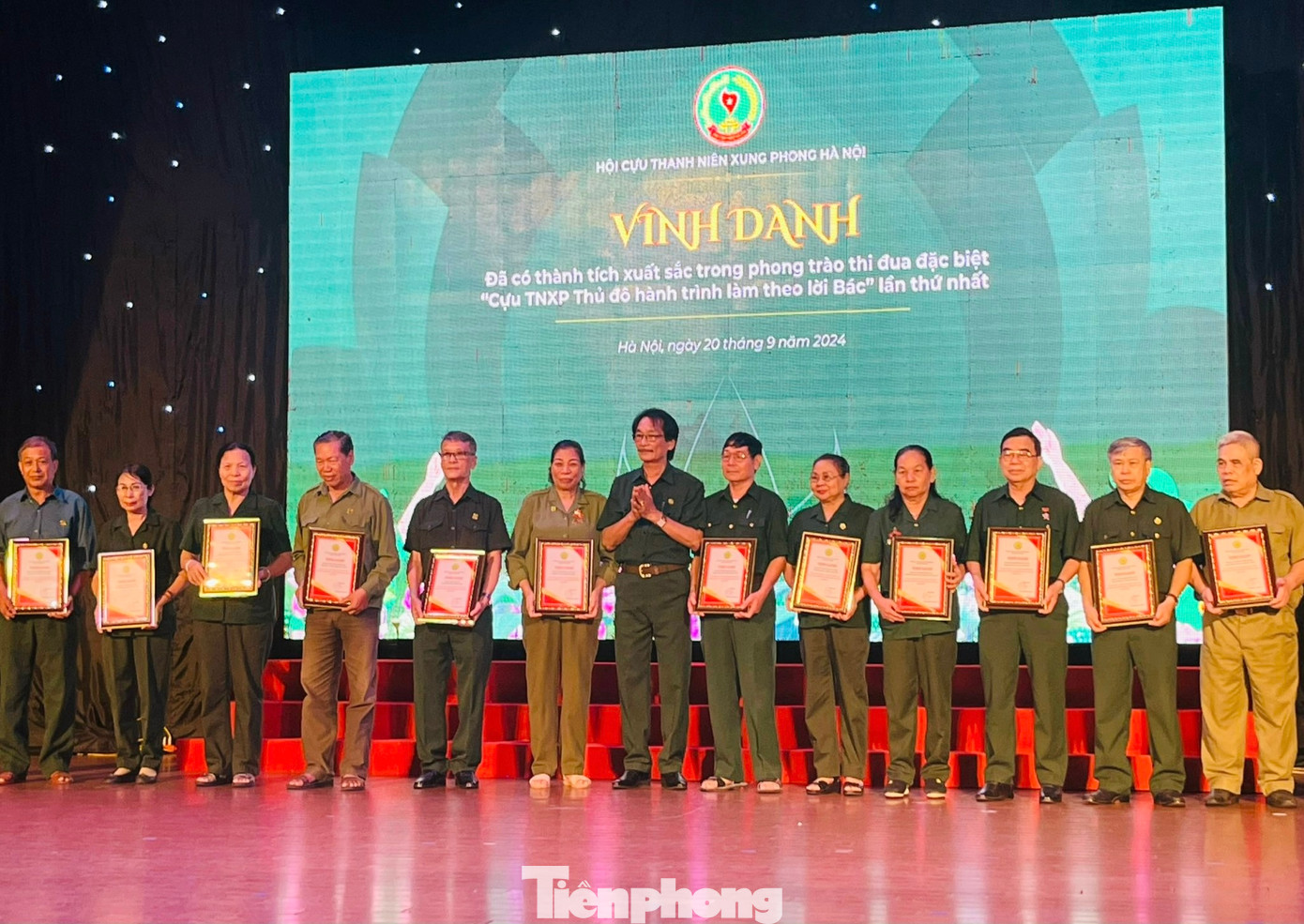 Phó Chủ tịch Hội Cựu TNXPHN Đỗ Văn Thành tặng giấy chứng nhận vinh danh các cá nhân có thành tích trong phong trào thi đua đặc biệt năm 2024. Phó Chủ tịch Hội Cựu TNXPHN Đỗ Văn Thành tặng giấy chứng nhận vinh danh các cá nhân có thành tích trong phong trào thi đua đặc biệt năm 2024.