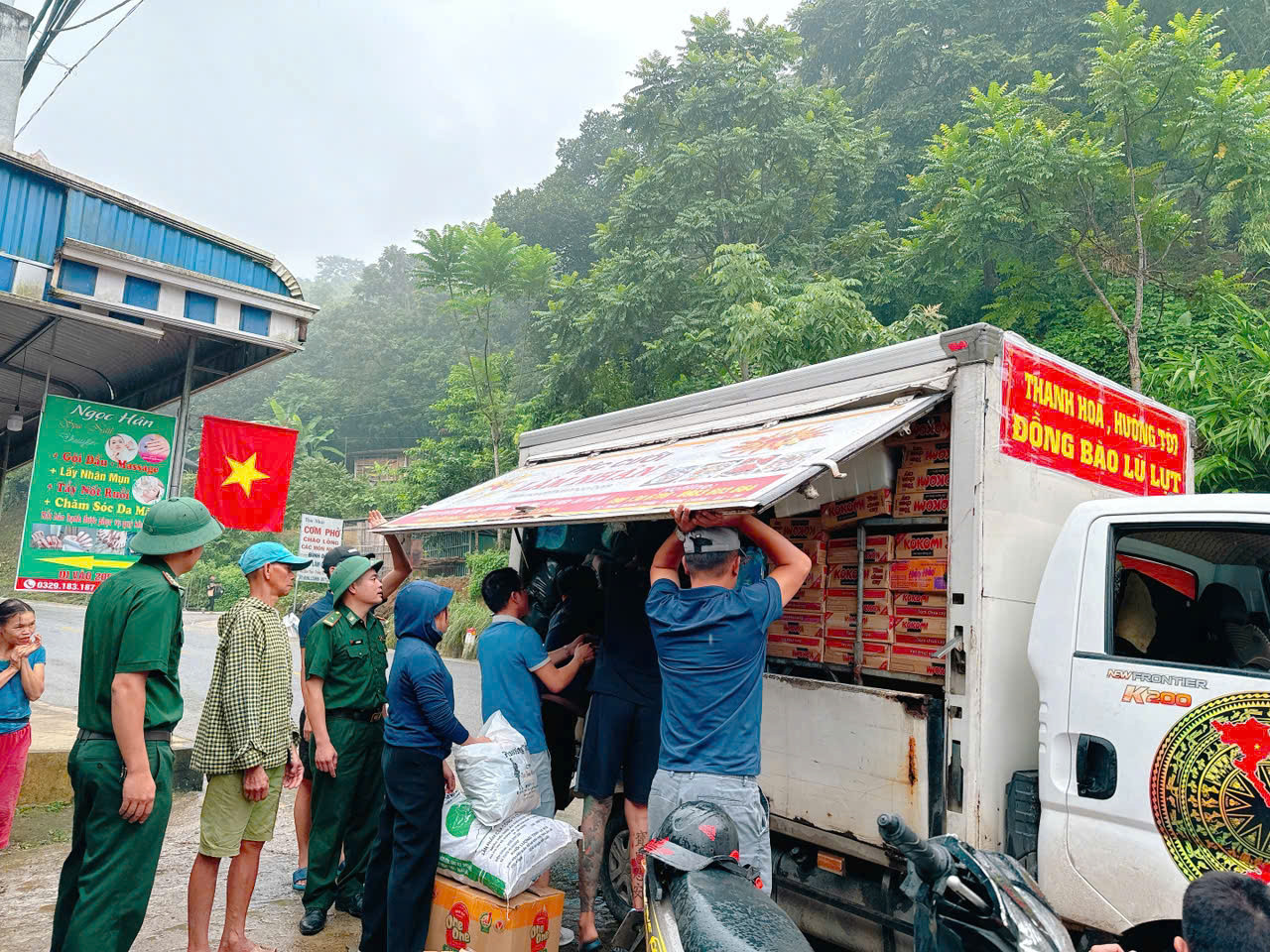 Dịp này, Đồn Biên phòng Trung Lý cũng phối hợp với UBND xã Trung Lý và đoàn Thiện nguyện xã Quảng Chính, huyện Quảng Xương (tỉnh Thanh Hoá) tổ chức tặng quà cho 129 cháu học sinh tại điểm trường Mần non, Tiểu học bản Na Ón, tặng 100 suất quà cho 100 hộ có hoàn cảnh khó khăn trên địa bàn.