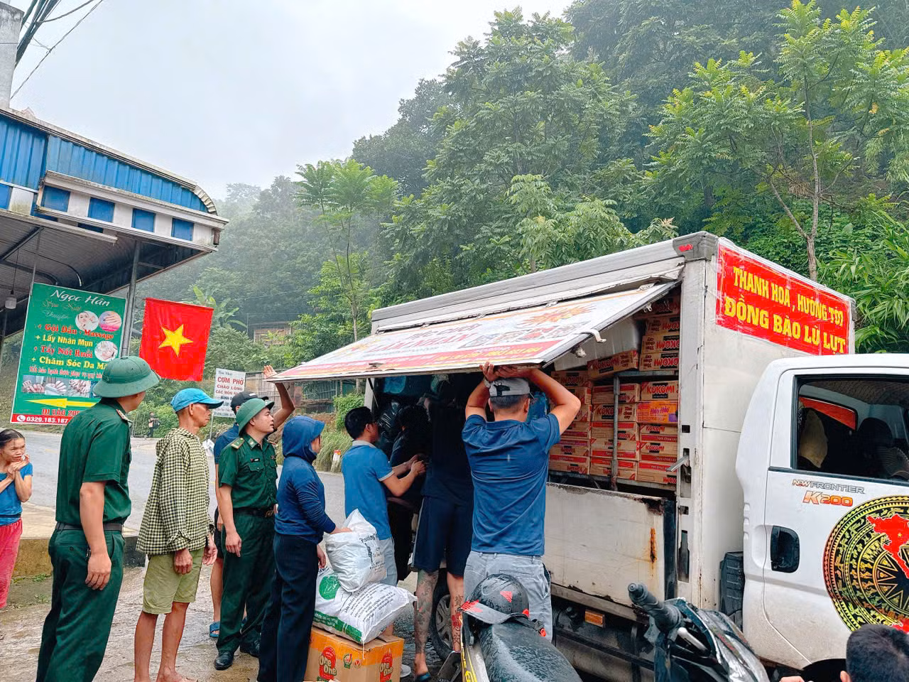 Dịp này, Đồn Biên phòng Trung Lý cũng phối hợp với UBND xã Trung Lý và đoàn Thiện nguyện xã Quảng Chính, huyện Quảng Xương (tỉnh Thanh Hoá) tổ chức tặng quà cho 129 cháu học sinh tại điểm trường Mần non, Tiểu học bản Na Ón, tặng 100 suất quà cho 100 hộ có hoàn cảnh khó khăn trên địa bàn.