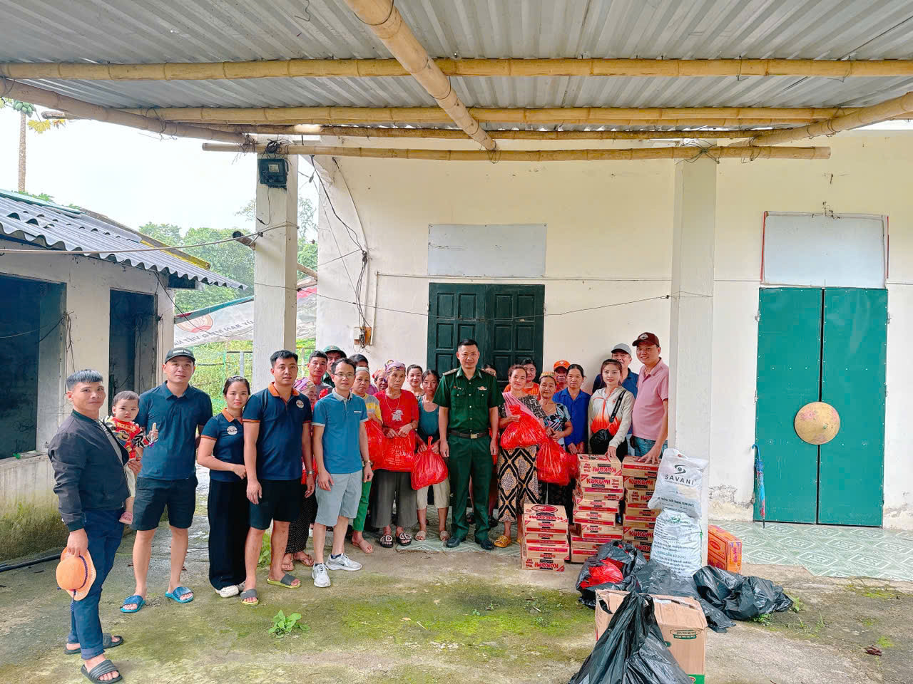 Dịp này, Đồn Biên phòng Trung Lý cũng phối hợp với UBND xã Trung Lý và đoàn Thiện nguyện xã Quảng Chính, huyện Quảng Xương (tỉnh Thanh Hoá) tổ chức tặng quà cho 129 cháu học sinh tại điểm trường Mần non, Tiểu học bản Na Ón, tặng 100 suất quà cho 100 hộ có hoàn cảnh khó khăn trên địa bàn.