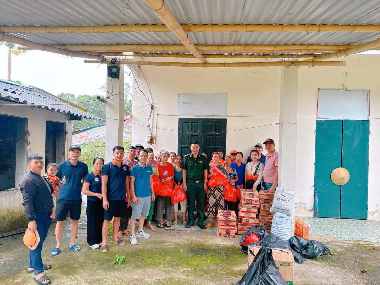Dịp này, Đồn Biên phòng Trung Lý cũng phối hợp với UBND xã Trung Lý và đoàn Thiện nguyện xã Quảng Chính, huyện Quảng Xương (tỉnh Thanh Hoá) tổ chức tặng quà cho 129 cháu học sinh tại điểm trường Mần non, Tiểu học bản Na Ón, tặng 100 suất quà cho 100 hộ có hoàn cảnh khó khăn trên địa bàn.