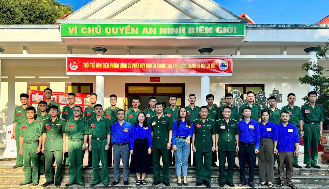 Đại biểu dự đại hội chụp ảnh lưu niệm.