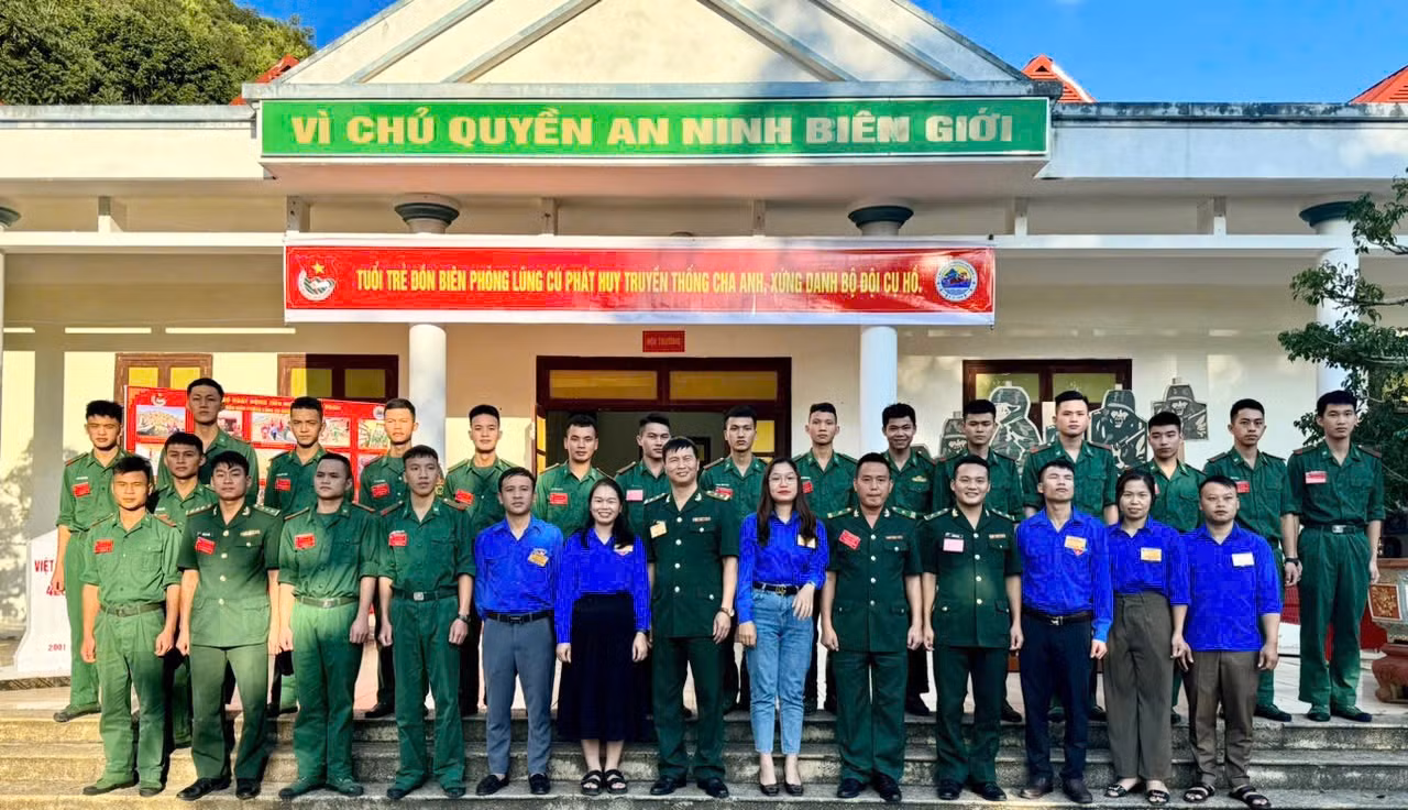 Đại biểu dự đại hội chụp ảnh lưu niệm. Đại biểu dự đại hội chụp ảnh lưu niệm.
