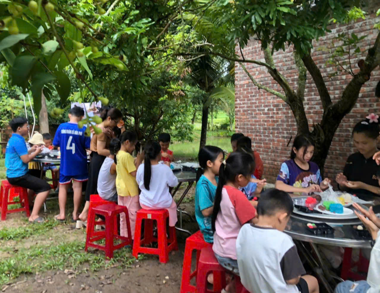 Các bạn nhỏ ở CLB Sách Kon Tum tự làm bánh Trung thu tại workshop để quyên góp cho những hoàn cảnh khó khăn.