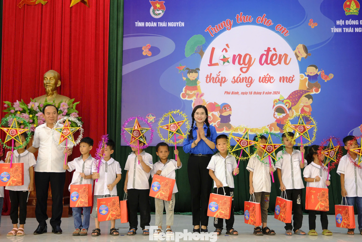 Dịp này, Trung ương Đoàn, Tỉnh Đoàn Thái Nguyên đã trao tặng 176 suất quà và 50 suất học bổng cho thiếu nhi trên địa bàn xã Bàn Đạt. Ảnh: Châu Linh