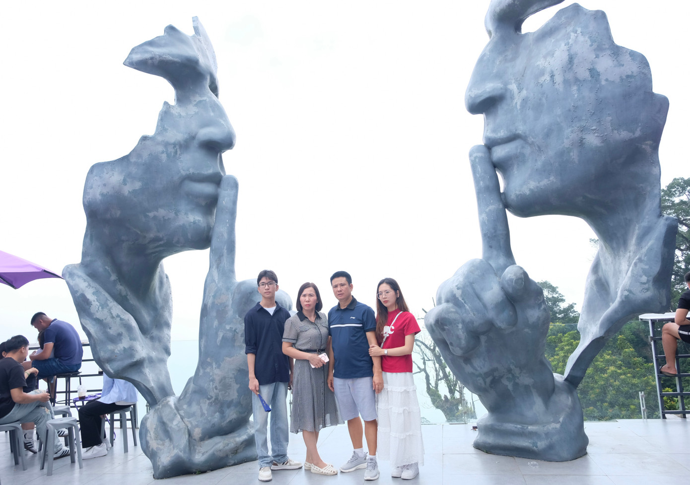 "Góc sống ảo" thu hút du khách trên cốt 1200.