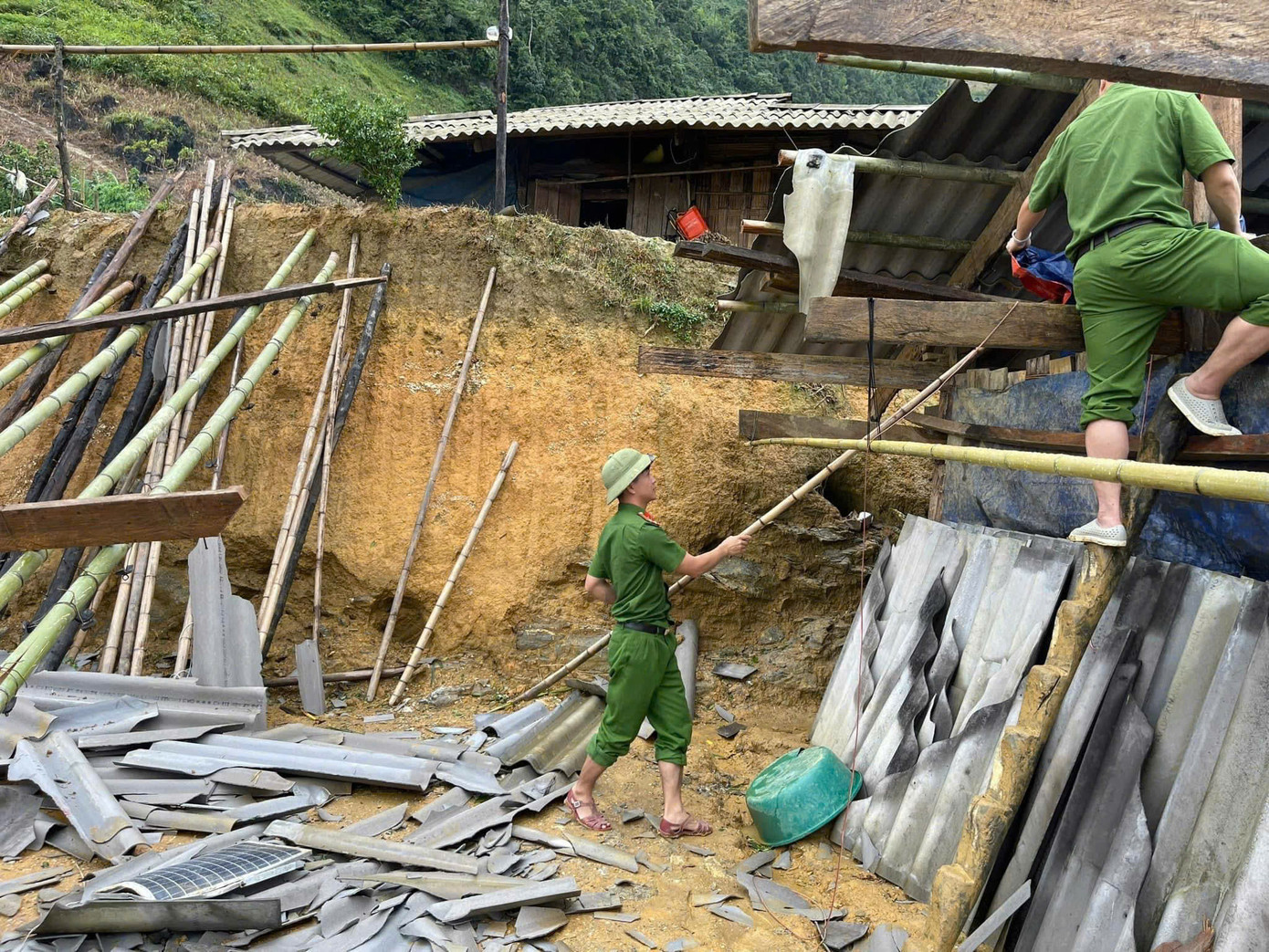 Công an các xã Hưng Thịnh, Cô Ba (huyện Bảo Lạc) hỗ trợ người dân khắc phục hậu quả do cơn bão số 3 gây ra. Ảnh: Tuổi trẻ CA tỉnh Cao Bằng