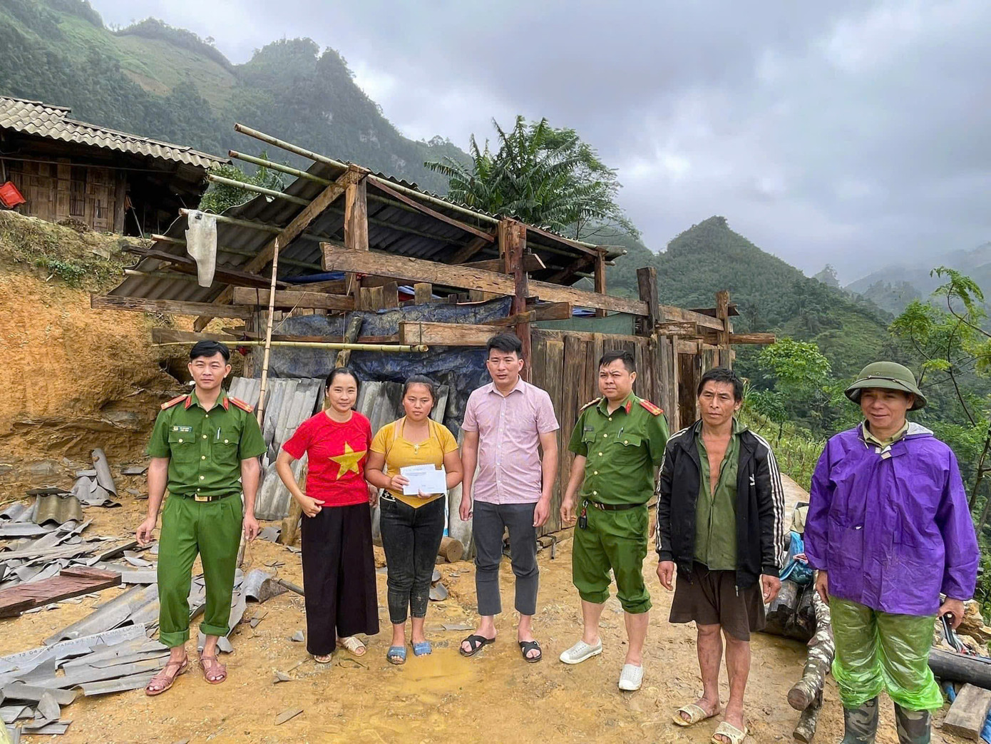 Công an xã Hưng Thịnh và đại diện lãnh đạo địa phương trao quà hỗ trợ hộ gia đình chịu ảnh hưởng nặng do bão số 3 YAGI Ảnh: Tuổi trẻ CA tỉnh Cao Bằng