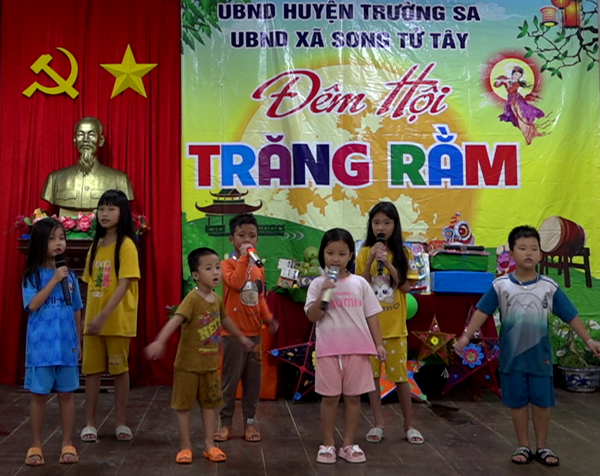 Chương trình văn nghệ Đêm hội trăng Rằm trên đảo Song Tử Tây.